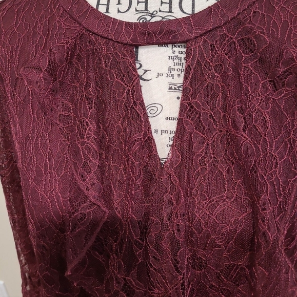 Issac Mizrahi Live Elegant Burgandy Lace Top with keyhole front and back.  SZ 14 - Picture 5 of 10